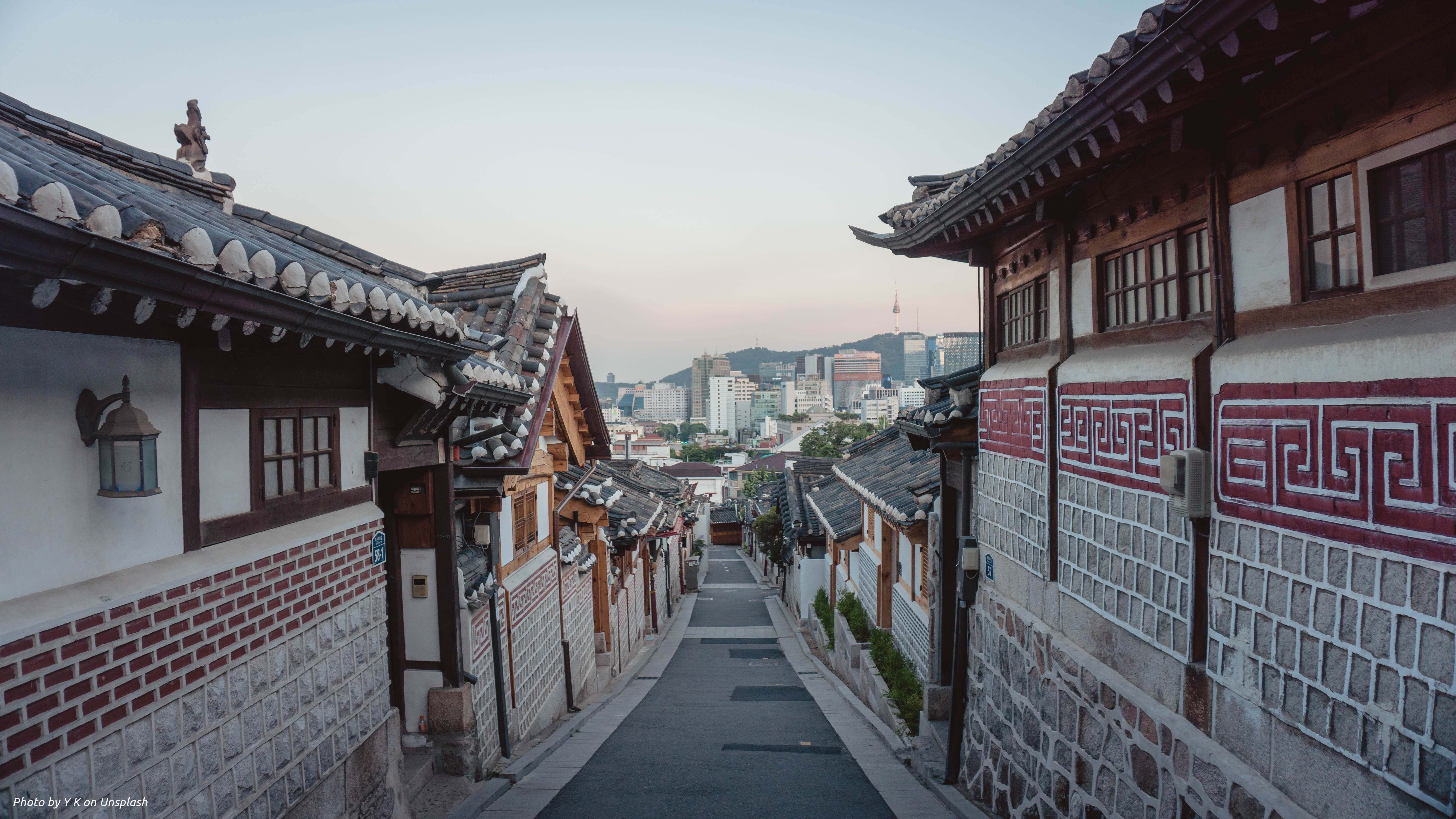 Walk along the alleys of hanoks around Bukchon Hanok Village
